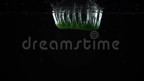 绿色黄瓜在水中下落超慢动作关闭视频视频的预览图