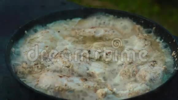 炸锅里的鸡肉视频的预览图