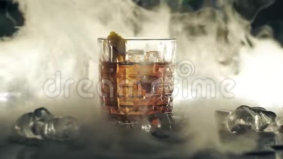 酒吧里有干冰的鸡尾酒视频的预览图