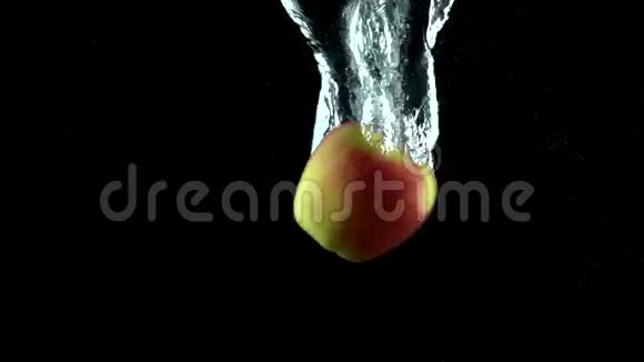 单个苹果掉在水中背景是黑色的超级慢动作视频的预览图