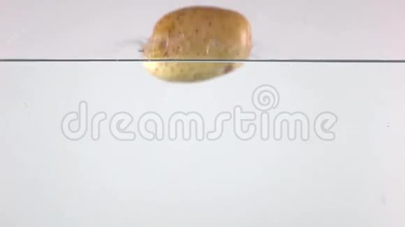 几个土豆掉在白色背景的水里超级慢动作视频视频的预览图