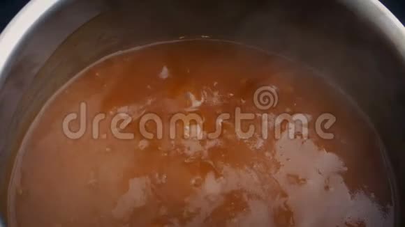 炖锅烹饪特写视频的预览图