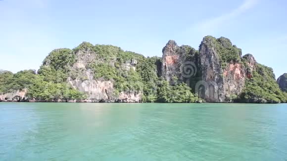岛上的岩石漂浮在蔚蓝中视频的预览图