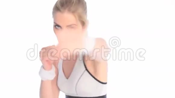 运动的年轻跆拳道女人视频的预览图