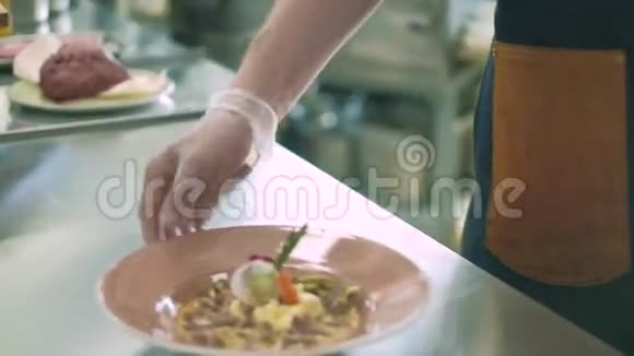 餐厅的厨师端着一道菜叫铃4k视频的预览图