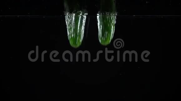两个绿色黄瓜在水里掉下来超级慢动作视频视频的预览图