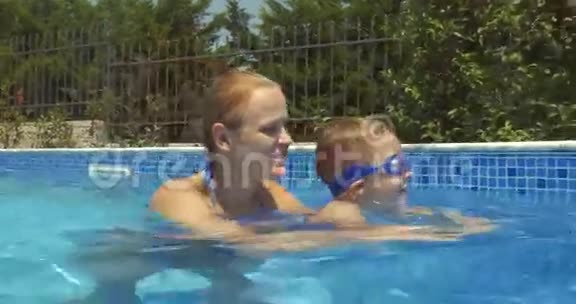 母子在游泳池里子学习游泳视频的预览图