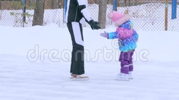 妈妈教她的小女儿滑冰视频的预览图