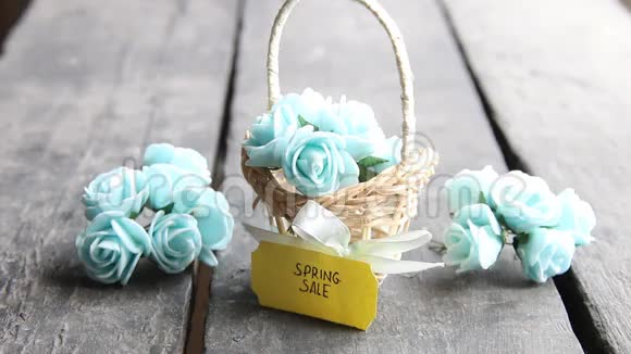 春售创意创意吊牌和小篮子里的鲜花视频的预览图