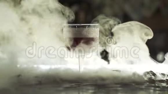 酒吧里有干冰的鸡尾酒视频的预览图