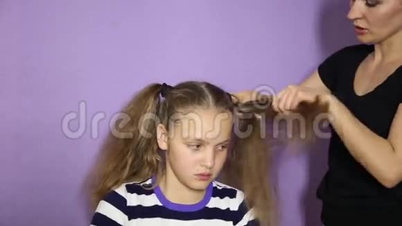 织了一条小可爱的小辫子理发师给女孩做发型视频的预览图