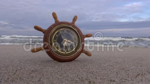 海滩上的玩具船轮钟视频的预览图