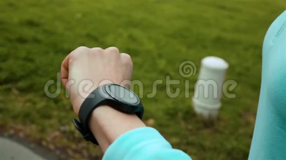 女性运动员使用智能手表健身追踪器视频的预览图