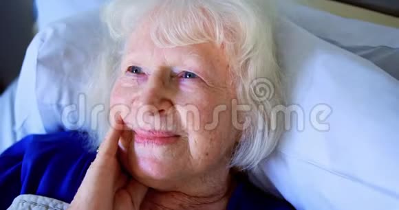 老年病人在病房放松4k视频的预览图