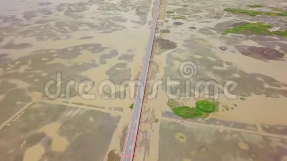 泰国最长的大桥ChaloemPhrakiat的空中景观塔勒诺伊湿地公路顶部景观视频的预览图