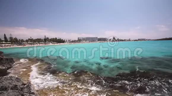 海边的度假胜地海边或海边的酒店蔚蓝的大海一片白桦色的海洋海浪拍打着岩石海岸视频的预览图