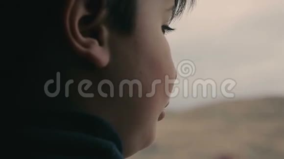 坐在窗边的小男孩视频的预览图
