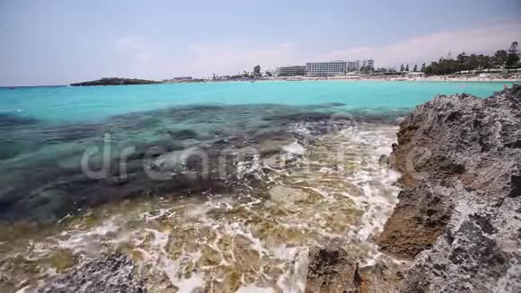 海边的度假胜地海边或海边的酒店蔚蓝的大海一片白桦色的海洋海浪拍打着岩石海岸视频的预览图