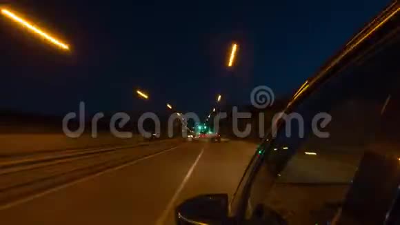 在夜间道路上快速驾驶汽车时间流逝视频的预览图