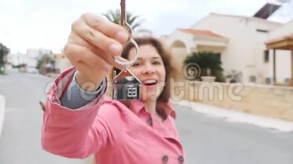一个女人拿着新家的钥匙视频的预览图
