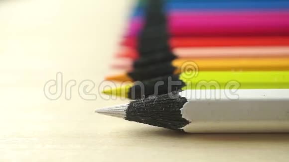水平彩色铅笔套件浅聚焦多乐射击视频的预览图