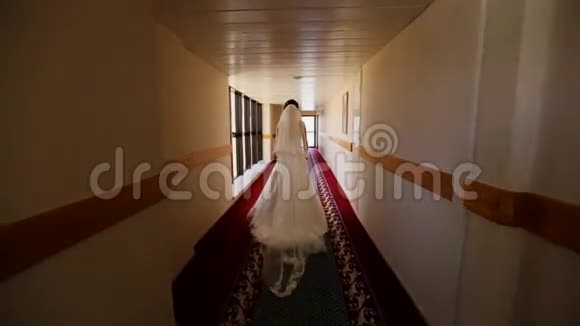 新娘去走廊俯瞰大海视频的预览图