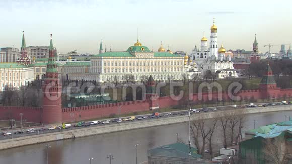 莫斯科风景克里姆林宫金色穹顶教堂河流克里姆林宫附近的汽车交通视频的预览图