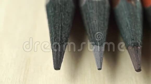 一套黑木色铅笔铅笔铅笔头大娃娃视频的预览图