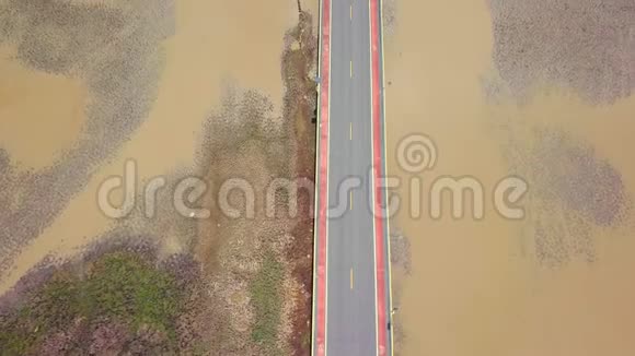 泰国最长的大桥ChaloemPhrakiat的空中景观塔勒诺伊湿地公路顶部景观视频的预览图