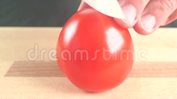 人用白刀劈开成熟的红番茄近距离射击视频的预览图