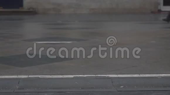 不可辨认的人带着婴儿车在街上的慢镜头视频视频的预览图