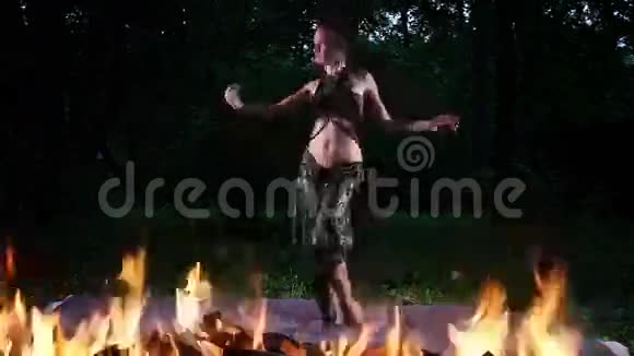 女人在火中跳舞视频的预览图