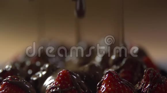 一捆块液体巧克力倒入草莓上视频的预览图