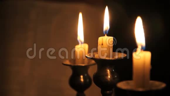 圣经和蜡烛的镜头视频的预览图