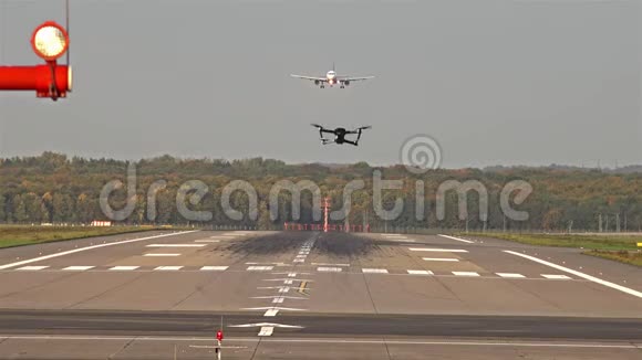 在飞机和机场附近飞行的无人机视频的预览图