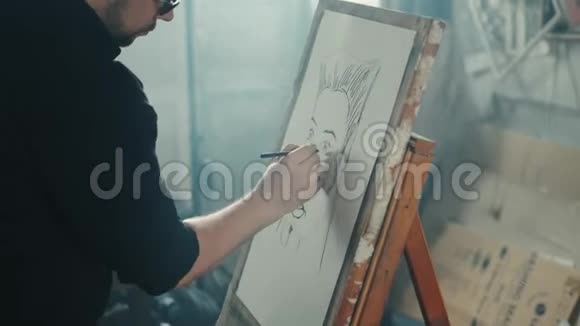 这位艺术家正在用铅笔在画架上画一幅画视频的预览图