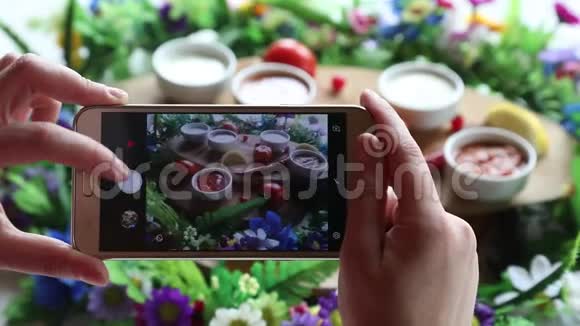 双手为智能手机拍照各种菜肴视频的预览图