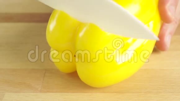 用锋利的白刀削黄色甜椒宏观视频视频的预览图