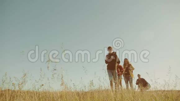 幸福的家庭正在运行慢动作视频行走在大自然男孩跑女孩和妈妈在一个野外徒步旅行游客视频的预览图