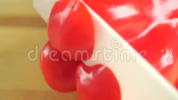 用锋利的白刀削红甜椒宏观视频视频的预览图