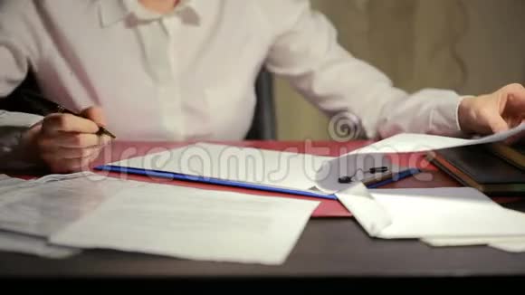 女人的手在纸上写一支钢笔视频的预览图