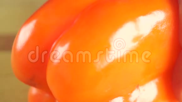 用锋利的白色刀切削橙胡椒宏观视频视频的预览图