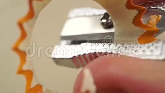 男人用小钢刀削铅笔宏观视频视频的预览图