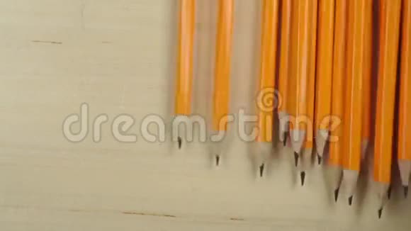 在轻型木桌上倒同样的铅笔从上面看视频的预览图