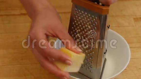 女人擦奶酪4k视频的预览图