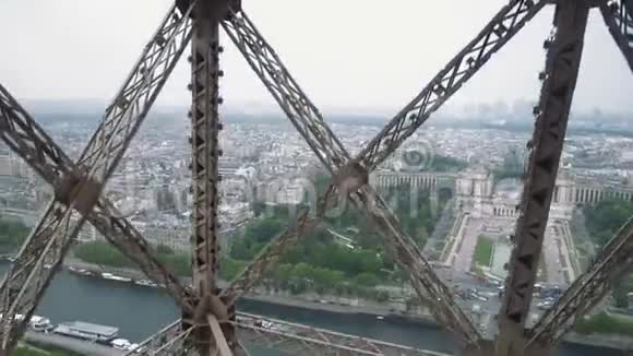从埃菲尔铁塔升降机上俯瞰巴黎的美景视频的预览图
