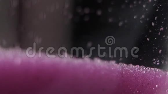 沙漏中粉红色沙子的晶体慢动作关门视频的预览图