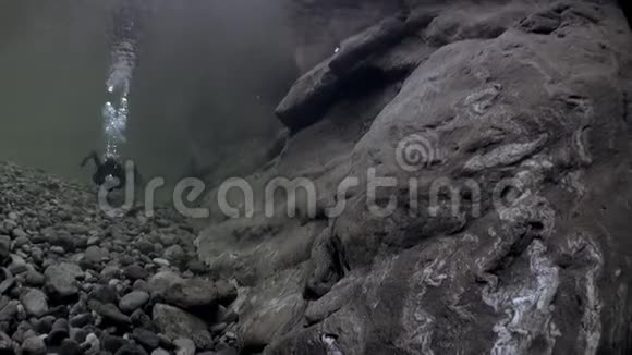 潜水员与相机水下透明河流韦尔扎斯卡视频的预览图