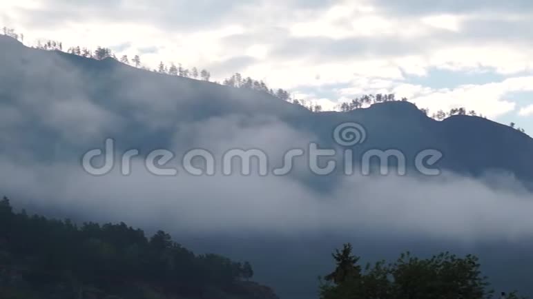 早晨潮湿的群山中弥漫着浓雾加快了拍摄速度视频的预览图