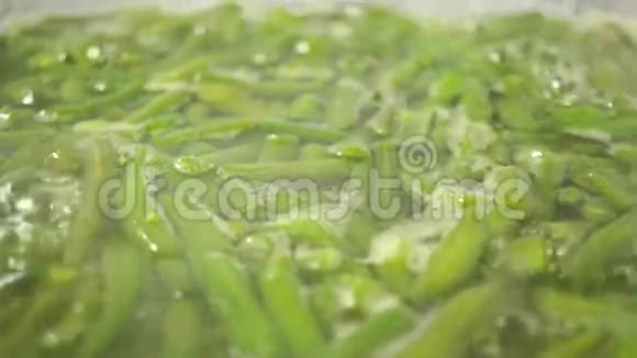 绿豆在沸水和蒸水中慢速视频视频的预览图